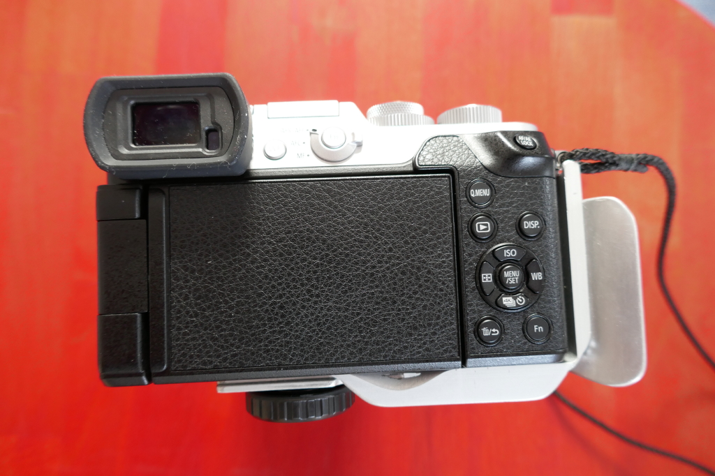 13 Fingernut zum Ausklappen des Monitors.JPG