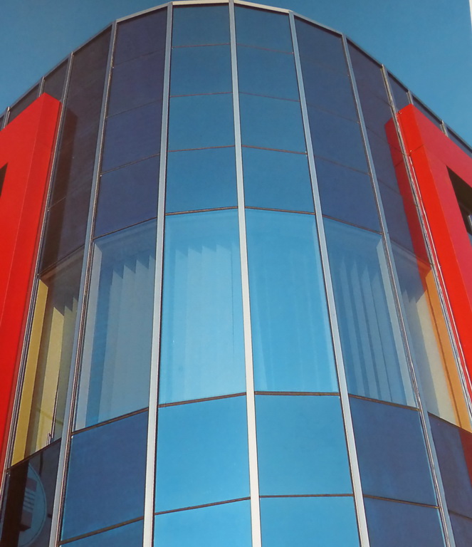Fassade über einem Firmeneingang.JPG