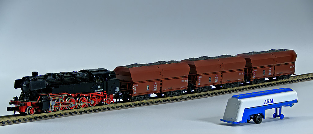 BR 85 mit Kohlenzug.jpg