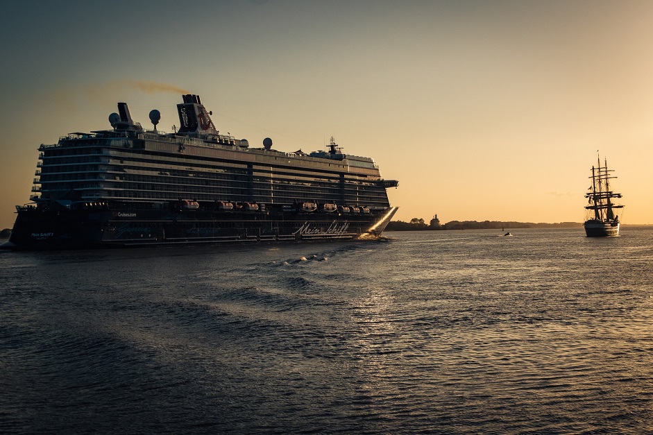 Mein Schiff 5 und Alexander von Homboldt 3.jpg