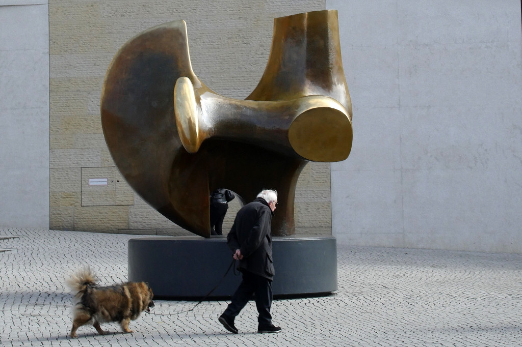 Alter Mann mit altem Hund vor Moore-Plastik.JPG