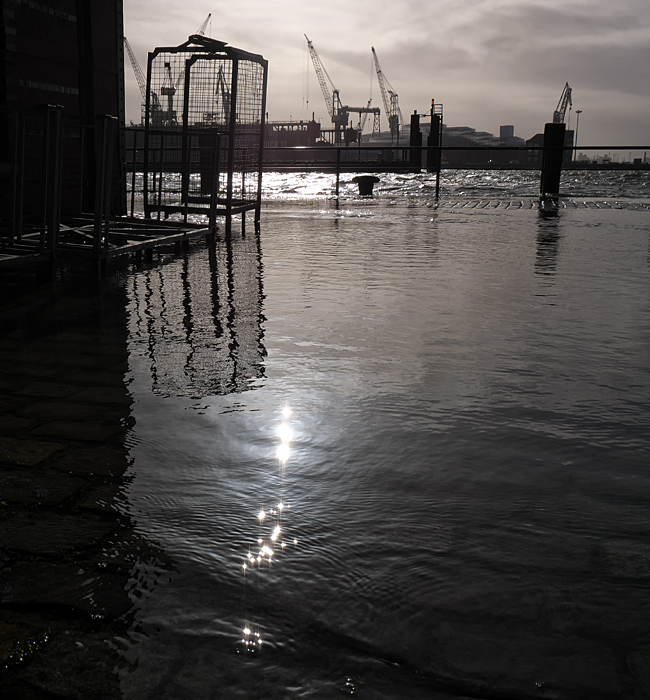 17_02_Hamburg_Hafen_Fischmarkt_Sturmflut_09.jpg