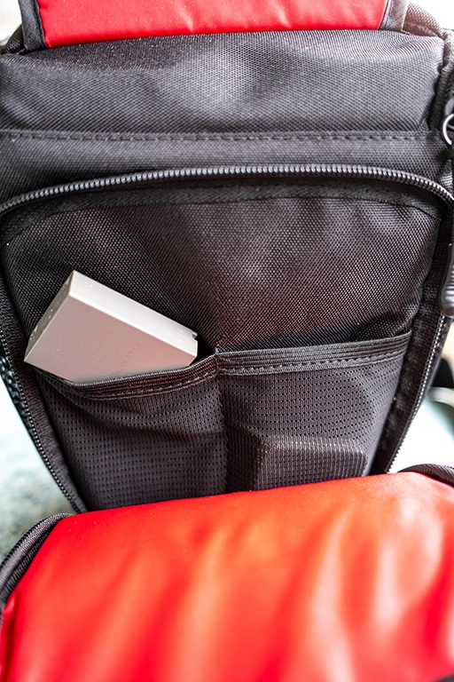 Vordertasche für Akkus und SD-Karten.jpg