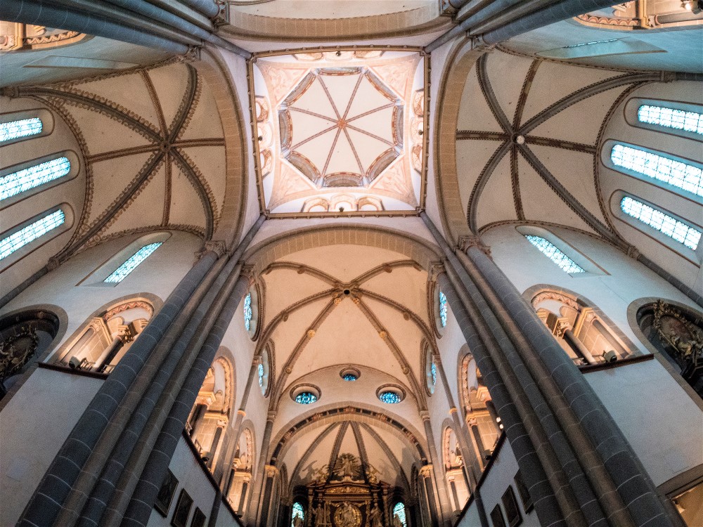 Detail des Deckengewölbe in der St. Ludgerus Basilika in Essen-Werden .jpg