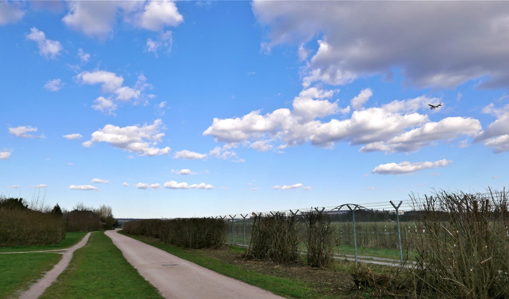 Wolken überm HH Flughafen 1.jpg