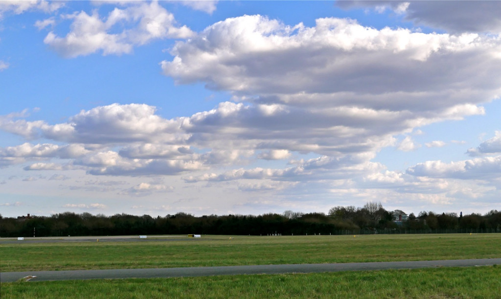 Wolken überm HH Flughafen 2.jpg