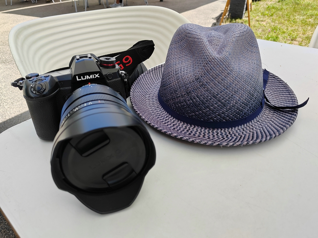 comp_Lumix G9 mit Hut.jpg