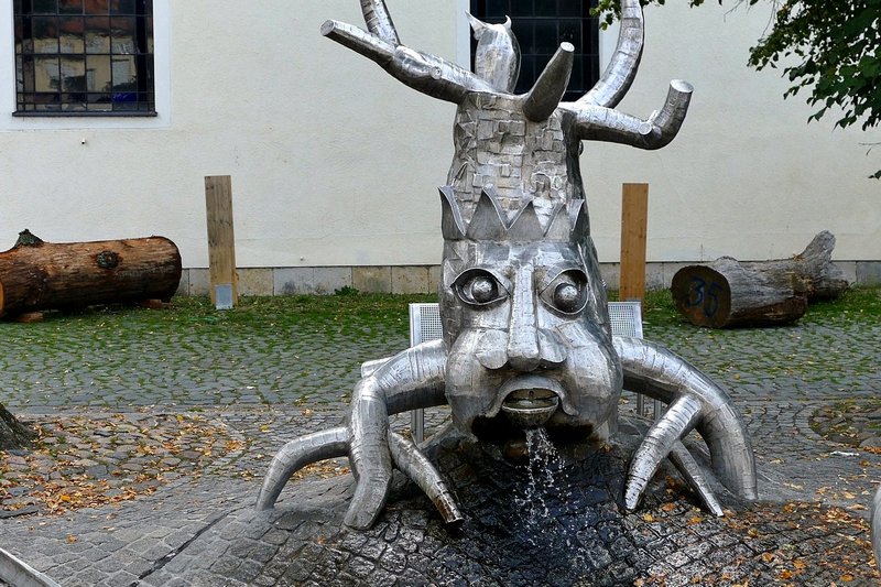 Brunnen Baumkönig beschnitten.jpg