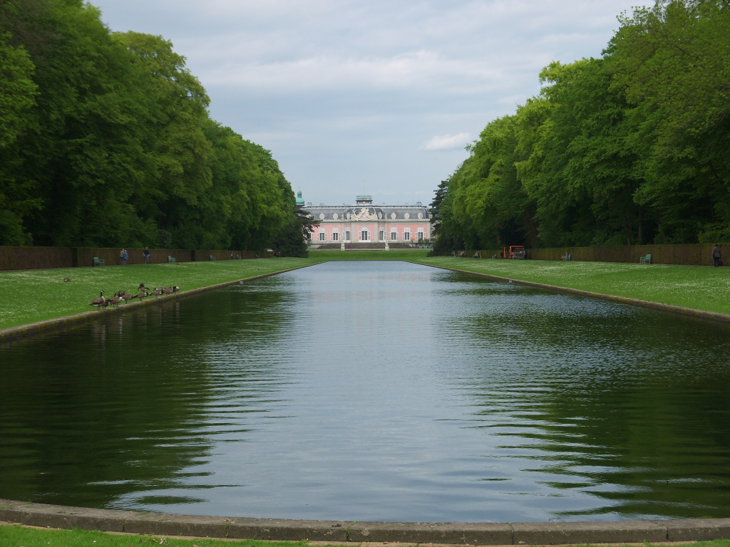 Spiegelteich mit Schloss.jpg