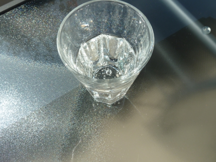 glas mit mineralwasser.jpg