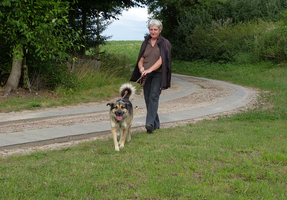 Frau mit Hund im Gleichklang.jpg