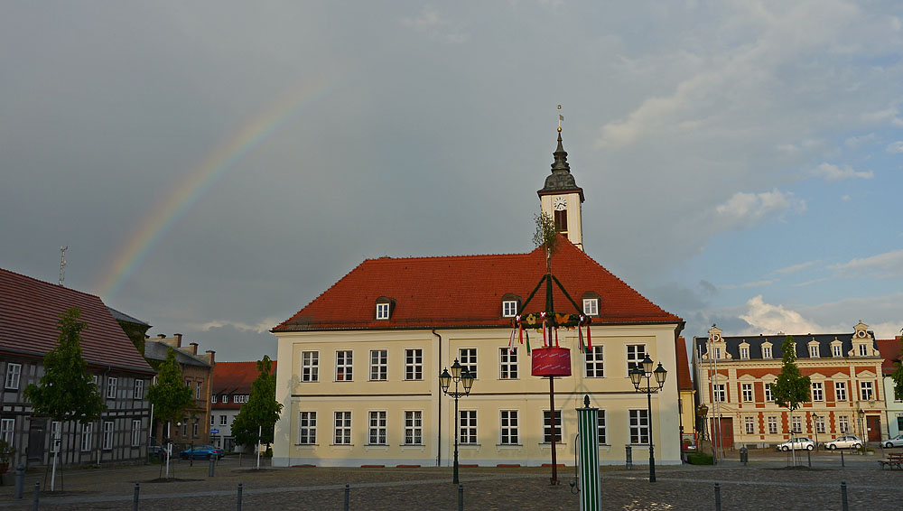 Regenbogen über der Stadt.jpg