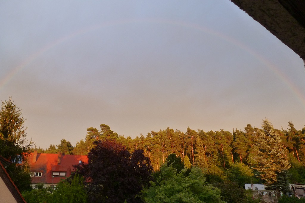 P1070812 Regenbogen fast ganz aber blass.JPG