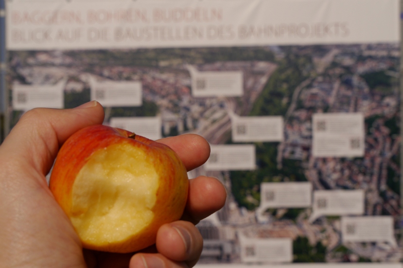 Apfel vor Plakat.jpg