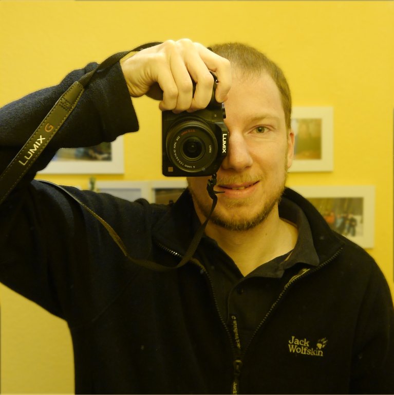 Manuel_Selbstporträt_Spiegel_bunt_medium.jpg