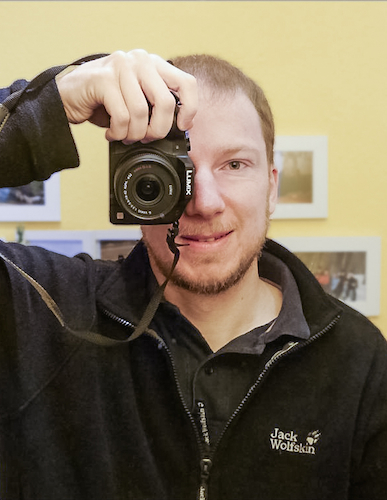 Manuel_Selbstporträt_Spiegel_bunt_medium-2.jpg