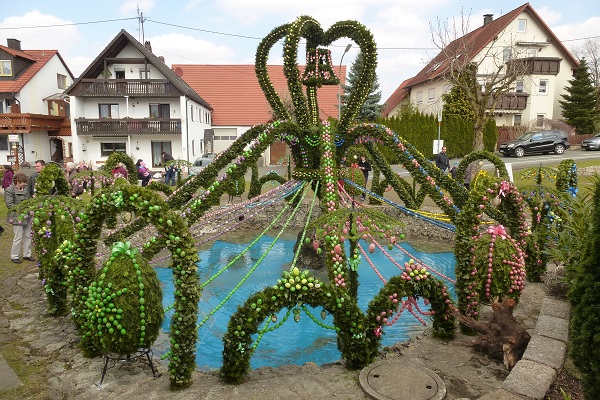 P1240871 Osterbrunnen in Biberbach, Fränkische Schweiz.JPG