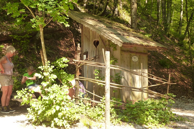 P1260411 Wald-Klo-Häuschen.JPG