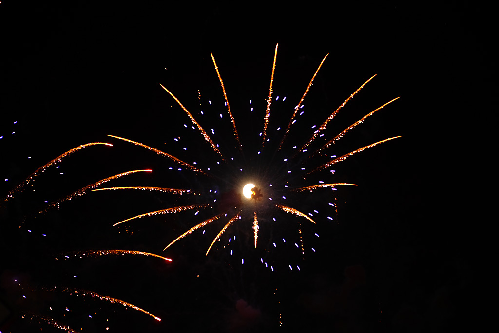 Mond im Feuerwerk Fokus.jpg