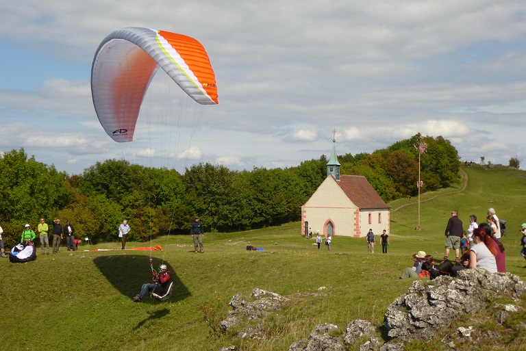 P1190826 Gleitschirmflieger am Walberla.JPG