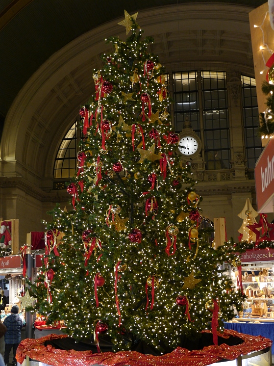 Weihnachtsbaum Frankfurt Hbf.jpg