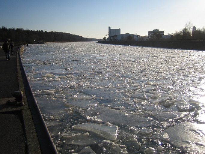 IMG_9003 Eisschollen auf dem Main-Donaukanal bei Nürnberg.jpg