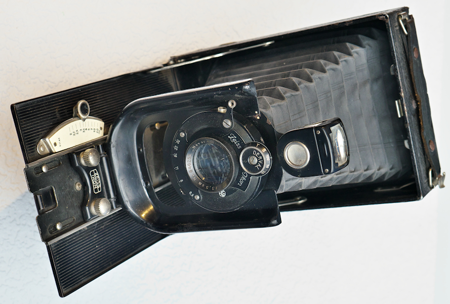 Zeiss Ikon Onito 126-7 v 1927 9x12.jpg