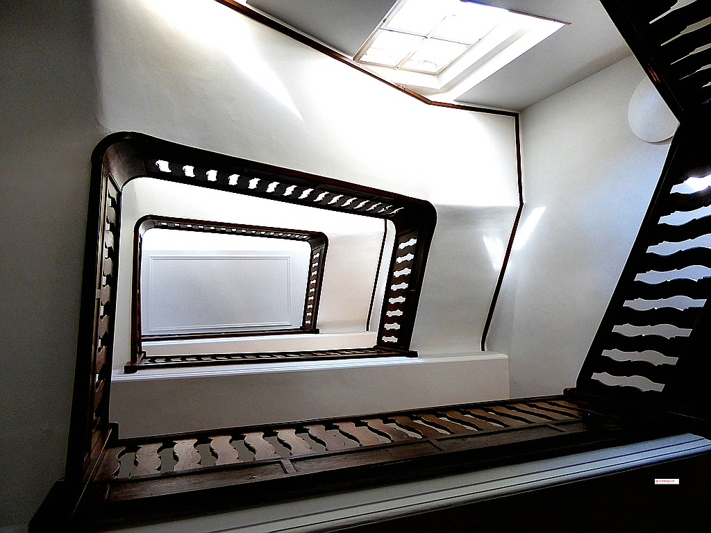 Baumeisterhaus Treppe nach oben.jpg