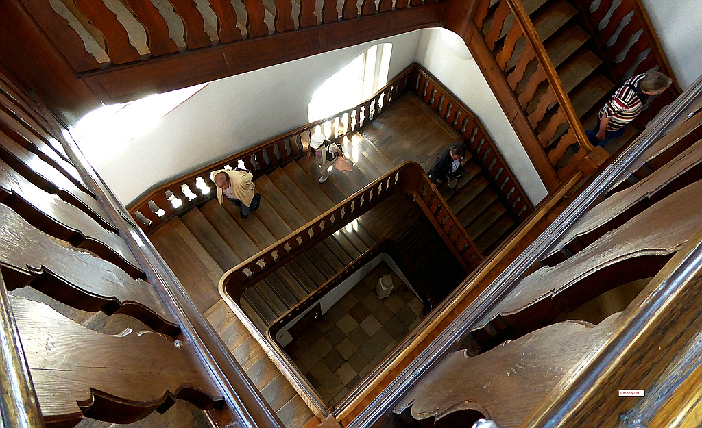 Baumeisterhaus Treppe nach unten.jpg
