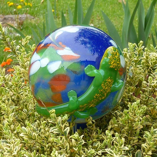 P1010906 Glaskugel mit Eidechse.JPG